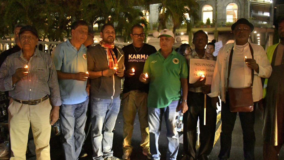 defimediainfo's tweet photo. [En images] « Candlelight » de la Platform Komin Syndikal devant le Parlement https://t.co/dRhpWGC3rt #Candlelight #PlatformKominSyndikal #Parlement #HôtelDuGouvernement #Manifestation https://t.co/xzyVrxUkZG