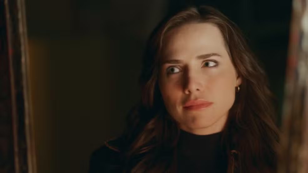 centralQAC's tweet photo. 🚨 Em #QuemAmaCuida, Adriana prepara uma grande vingança contra Ulisses, Carolina e Felipe. Ela vai expor para todos que Ulisses é viciado em jogos de azar e revelar a delicada situação financeira de sua empresa. Com a crise no casamento, Fábia se afastará do marido e acabará se envolvendo com Patrick. 

A protagonista também descobrirá detalhes do passado de Carolina. Durante a infância, ela era uma menina solitária e sofria bullying constantemente na escola. Anos depois, porém, passou a reproduzir a violência que sofreu e começou a perseguir outros colegas. Em uma dessas brincadeiras cruéis, uma garota ficou ferida e precisou ser levada ao hospital. Embora Carolina fosse a verdadeira responsável, uma amiga assumiu a culpa, guardou o segredo durante anos e nunca revelou o que realmente aconteceu.

Ulisses jamais soube que a filha sofreu bullying e muito menos que, posteriormente, se tornou agressora. Para completar sua vingança, Adriana ainda vai trazer à tona um segredo de Felipe, atingindo os três de uma só vez.