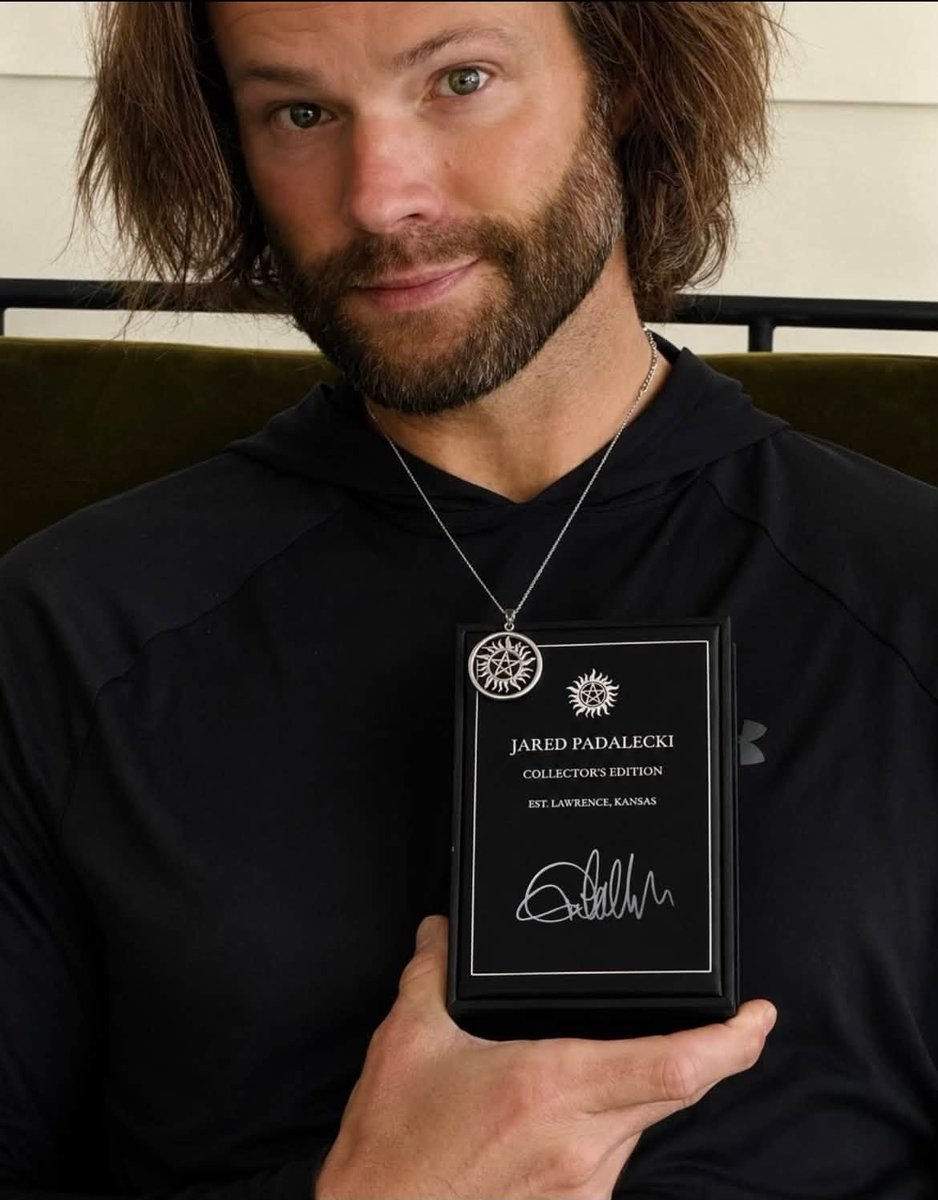 FangasmSPN's tweet photo. Jared Padalecki looking amazing with new autographed #Supernatural swag - more details at https://t.co/8OKIARefqd  #SPNFamily https://t.co/NEDG5dTSwI