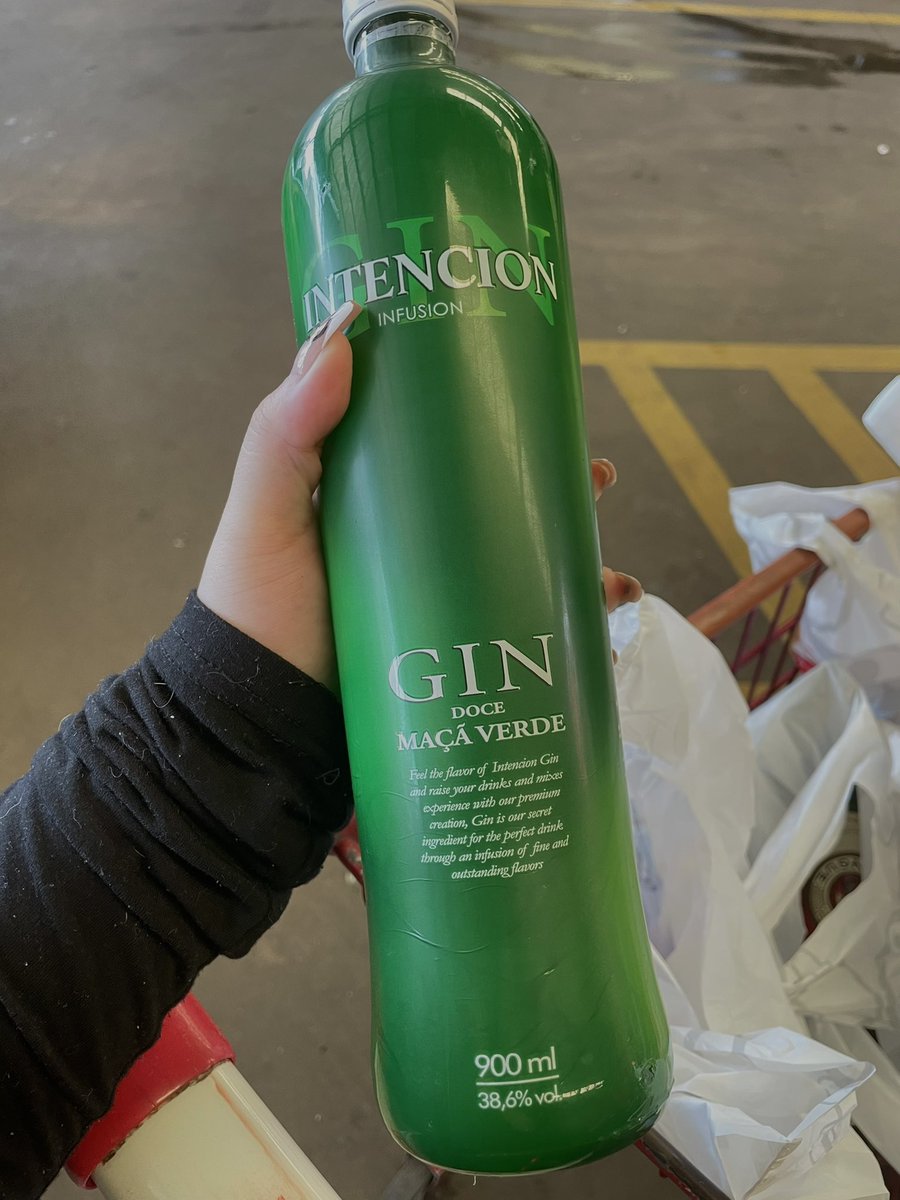 krnaume's tweet photo. falei pra minha mãe q as bb queria gin ai ela achou que eu estava falando serio e me apareceu com isso no carro https://t.co/ize7sTN18a