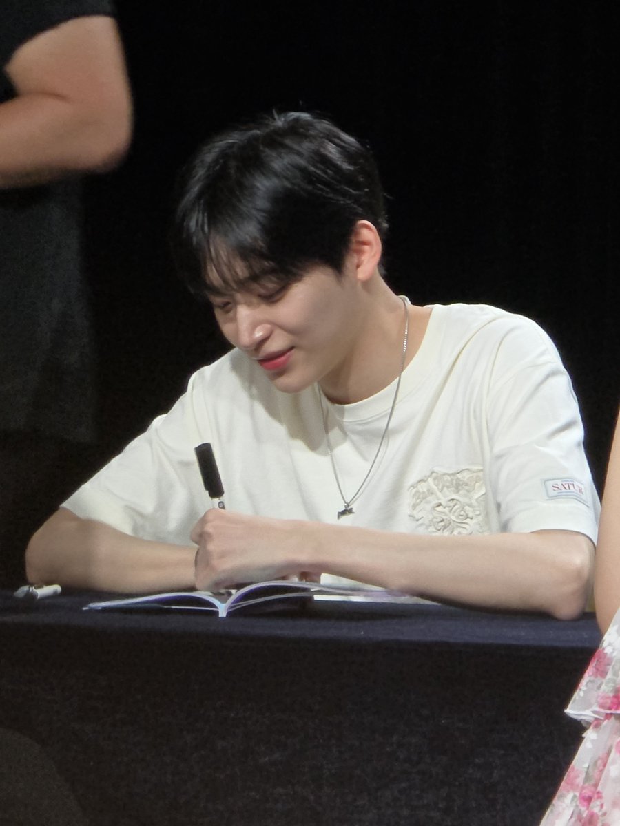 KatKatra's tweet photo. ฝากเนื้อฝากตัวกับสุดหล่อครั้งที่สาม
#JUNGMO #CRAVITY #정모 #크래비티 https://t.co/seDYDjJItu