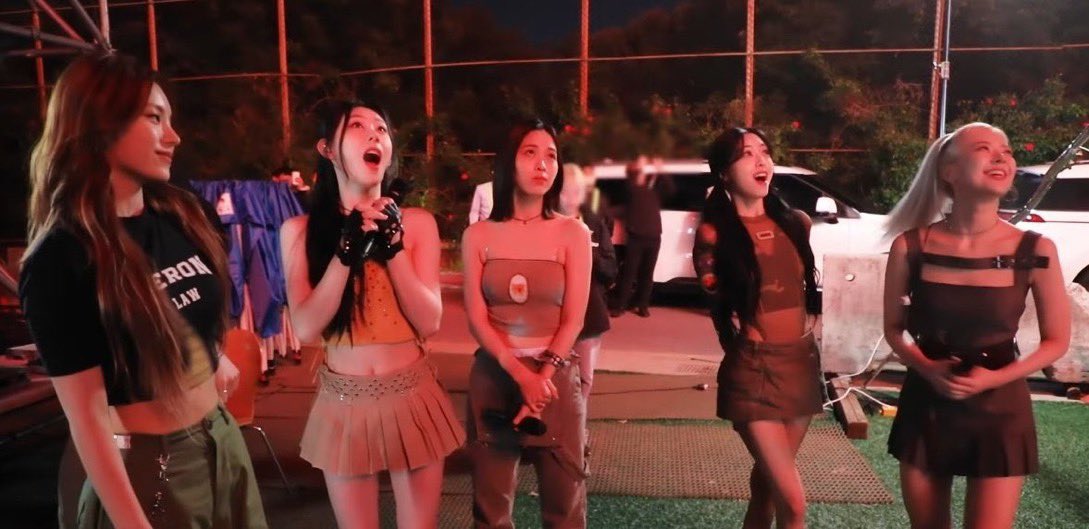 midzynova's tweet photo. saw someone say that this pic shows all of the members personalities and why are they kinda right https://t.co/wT8PKQ51PF