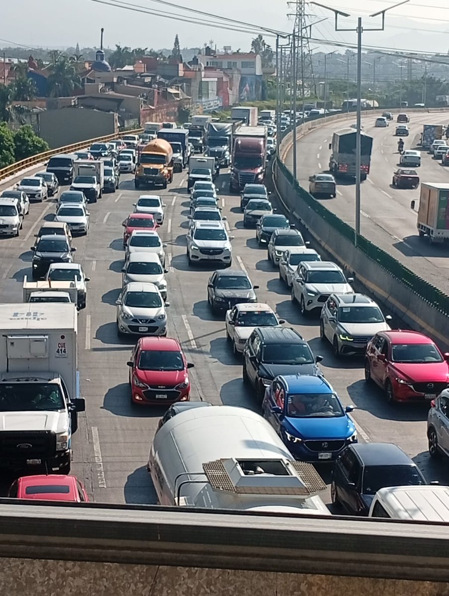 24_morelos's tweet photo. TRÁFICO INTENSO EN EL PASO EXPRÉS CON DIRECCIÓN A ACAPULCO 

#Viernes de #quincena, #vacaciones y el plan de ir a #Acapulco se pone complicado hoy debido a la alta carga vehicular en el #PasoExprés a la altura de #Tabachines. 

Esto se debe a un accidente metros adelante, a la altura de #Chipitlán. Maneja con precaución, sin distracciones y llega con bien a tu destino.