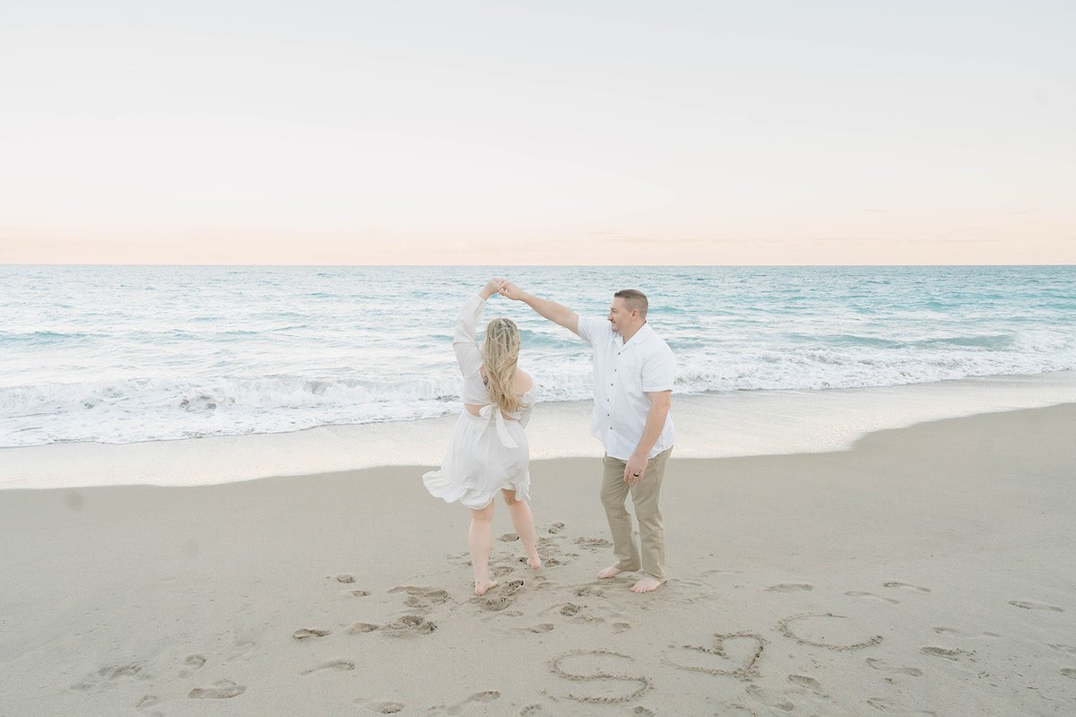 sarahlynn1994's tweet photo. βSalt air, and the rust on your doorβ¦β
Some moments are worth holding onto forever. π€π @taylornation13 #august #taylornation #taylorswift https://t.co/FnZQgbHNO1