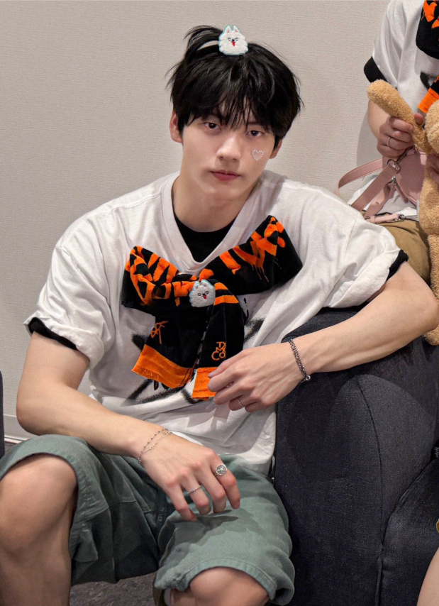 ANjbs_leo's tweet photo. soobin is a muscled softie https://t.co/FLlMe7654z