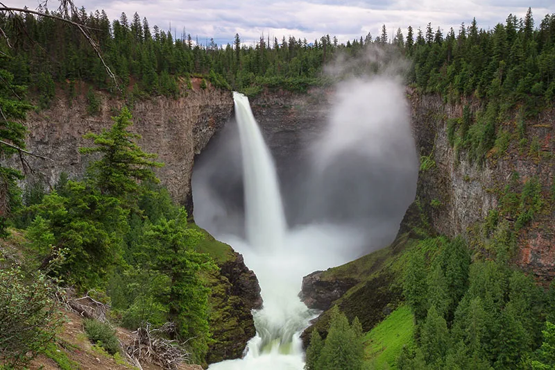 theiaincameron's tweet photo. You think you've seen pretty waterfalls and then you see Helmcken Falls in British Columbia. I can't decide if it's more impressive with or without snow. https://t.co/iGVhtQLeLQ