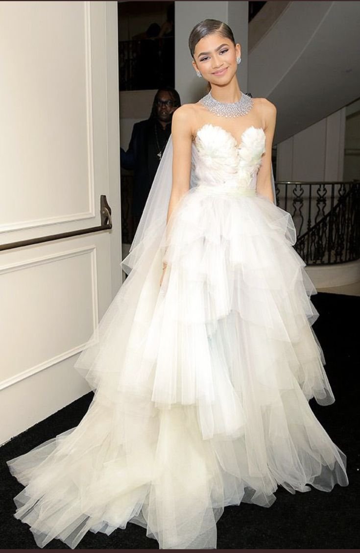 zenssdayaa's tweet photo. This look is to good the gown is gorgeous https://t.co/aDelqi70HQ