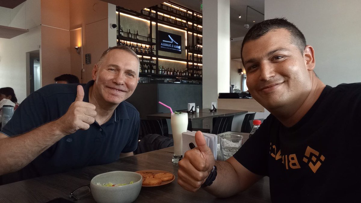 Flare_Colombia's tweet photo. La comunidad no tiene fronteras 🌍
Ayer tuve el placer de compartir un almuerzo con un gran amigo de la comunidad, Energy, quien viajó desde España para acompañarnos en el evento de Flare Colombia.
Estos son los momentos que demuestran que una comunidad va mucho más allá de la tecnología. Personas que recorren miles de kilómetros para compartir conocimiento, crear conexiones y fortalecer el ecosistema de Flare.
¡Gracias, Energy, por tu amistad, tu apoyo y por hacer este viaje para vivir esta experiencia junto a nosotros! Nos vemos en Flare Colombia. 🇪🇸🤝🇨🇴 #flare #FlareNetworks