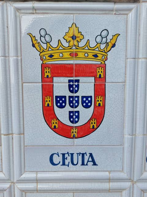 AtaruGomes's tweet photo. Tanta discussão sobre se Ceuta devia ser marroquina ou castelhana...

Ceuta devia ser o que está na sua bandeira, Portuguesa!

A elite politica de Ceuta, com receio de um bloqueio naval, acabou por atraiçoar a sua Pátria. 

Foi o único território da Corôa Portuguesa que acabou por ficar com a família Habsburgo na Restauração da Independência de 1640.

Não seria no entanto o último território que Espanha nos roubaria, estando desde 1815 e até aos dias de hoje a ocupar ilegalmente o território de Olivença e Táliga.