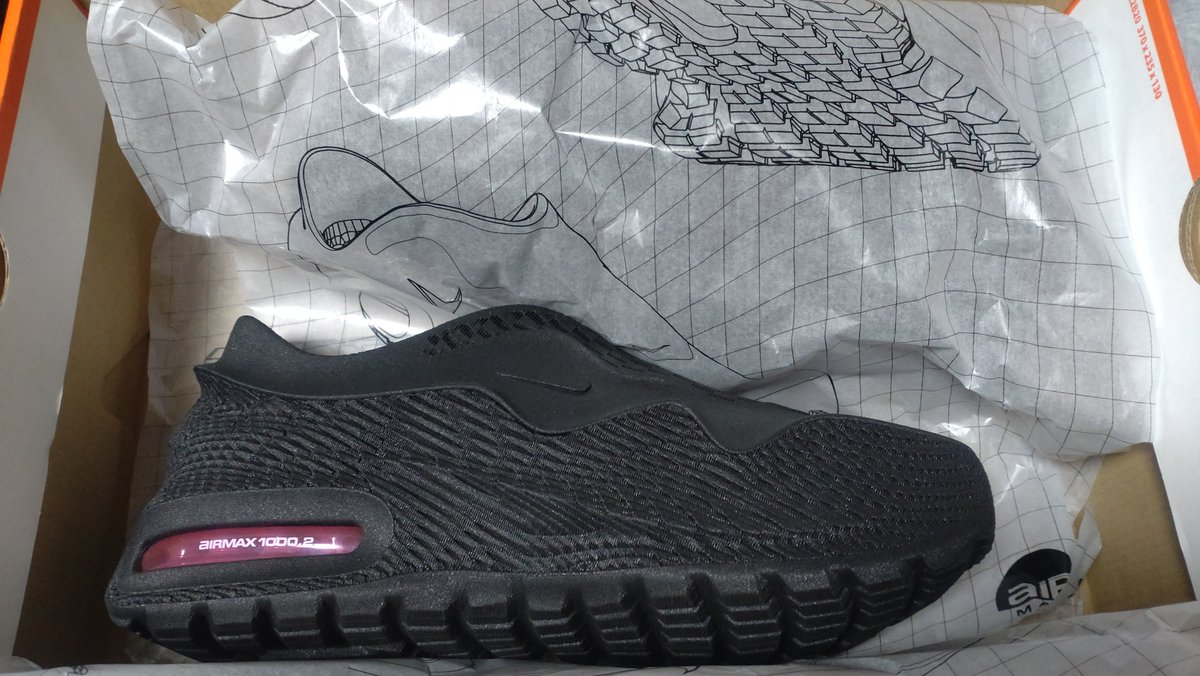 kickspoweryama's tweet photo. エアマックス届いた👟
試着したけど、靴の中の靴下つま先の方がんん〜ってなって突っ張るんですけど、ナイキのユーザーをいたぶる新しいタイプのやつ？？母指球痛かったり小指が血だらけになったりする類の新しいやつなの？
裸足で履く用って事なの？
困った👼

#NIKE
#AIRMAX1000.2 https://t.co/20IAV6MSMX