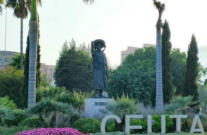 AtaruGomes's tweet photo. Tanta discussão sobre se Ceuta devia ser marroquina ou castelhana...

Ceuta devia ser o que está na sua bandeira, Portuguesa!

A elite politica de Ceuta, com receio de um bloqueio naval, acabou por atraiçoar a sua Pátria. 

Foi o único território da Corôa Portuguesa que acabou por ficar com a família Habsburgo na Restauração da Independência de 1640.

Não seria no entanto o último território que Espanha nos roubaria, estando desde 1815 e até aos dias de hoje a ocupar ilegalmente o território de Olivença e Táliga.
