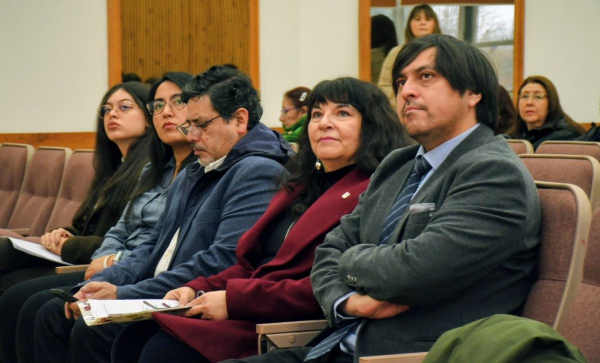 UAustraldeChile's tweet photo. Con el objetivo de fortalecer el conocimiento y la aplicación de la Ley N° 21.809 sobre Convivencia Escolar, la Universidad Austral de Chile realiza el conversatorio **"Convivencia Escolar: Derechos, Responsabilidades y Bienestar"**, instancia organizada por el área de Difusión de Carreras en conjunto con la Facultad de Ciencias Jurídicas y Sociales y con la colaboración del Programa PACE.

La actividad reúne a orientadores, docentes y profesionales de establecimientos educacionales de la región de Los Ríos, quienes participan en una jornada de actualización y reflexión sobre los desafíos que plantea la nueva normativa, orientada a promover comunidades educativas más seguras, inclusivas y centradas en el bienestar de sus integrantes.

La jornada, que se desarrolla el 31 de julio en el Edificio Nahmías del Campus Isla Teja de la UACh, es encabezada por la Vicerrectora Académica, Dra. Alejandra Zúñiga; el Decano de la Facultad de Ciencias Jurídicas y Sociales, Dr. Felipe Paredes; el Director de Comunicaciones, Víctor Godoi; la Jefa del Departamento de Admisión y Matrícula, Yasna Barrientos; y el Coordinador de Admisión Especial, Felipe Salazar.