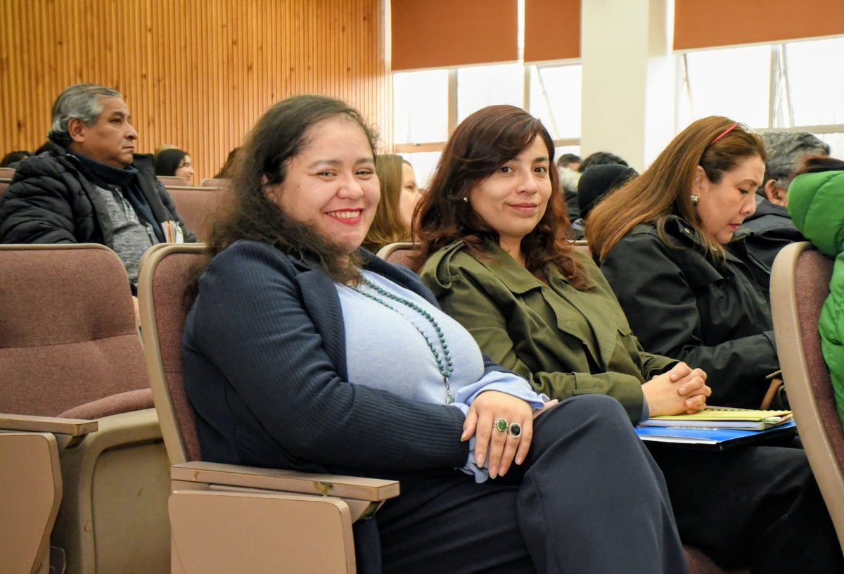 UAustraldeChile's tweet photo. Con el objetivo de fortalecer el conocimiento y la aplicación de la Ley N° 21.809 sobre Convivencia Escolar, la Universidad Austral de Chile realiza el conversatorio **"Convivencia Escolar: Derechos, Responsabilidades y Bienestar"**, instancia organizada por el área de Difusión de Carreras en conjunto con la Facultad de Ciencias Jurídicas y Sociales y con la colaboración del Programa PACE.

La actividad reúne a orientadores, docentes y profesionales de establecimientos educacionales de la región de Los Ríos, quienes participan en una jornada de actualización y reflexión sobre los desafíos que plantea la nueva normativa, orientada a promover comunidades educativas más seguras, inclusivas y centradas en el bienestar de sus integrantes.

La jornada, que se desarrolla el 31 de julio en el Edificio Nahmías del Campus Isla Teja de la UACh, es encabezada por la Vicerrectora Académica, Dra. Alejandra Zúñiga; el Decano de la Facultad de Ciencias Jurídicas y Sociales, Dr. Felipe Paredes; el Director de Comunicaciones, Víctor Godoi; la Jefa del Departamento de Admisión y Matrícula, Yasna Barrientos; y el Coordinador de Admisión Especial, Felipe Salazar.