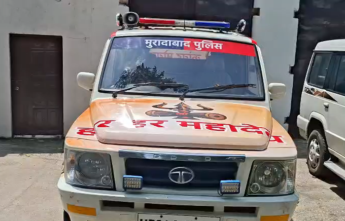 bstvlive's tweet photo. मुरादाबाद : पुलिस की कांवड़ यात्रा के लिए अनोखी पहल
➡SSP के निर्देश पर कांवड़ मोबाइल वैन तैयार
➡कांवड़ियों की सुरक्षा,सुविधा के लिए व्यवस्था
➡कांवड़ मार्ग पर लगातार गश्त करेंगी मोबाइल वैन
➡त्वरित सहायता देने के लिए तैनात रहेंगी वैन
#Moradabad #KanwarYatra #PoliceAlert @moradabadpolice @digmoradabad @DMMoradabad