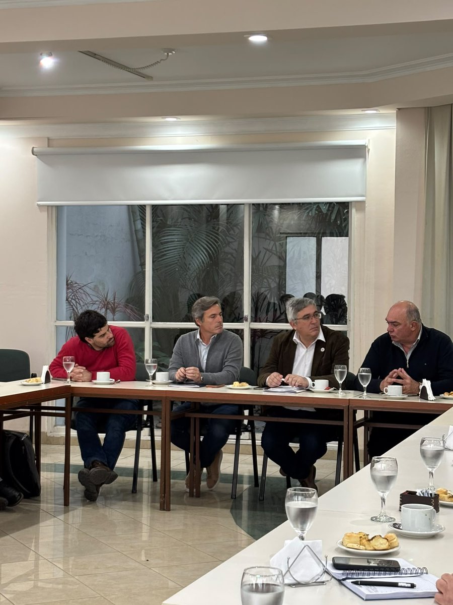 ADERSANTAFE's tweet photo. 🤝 Recibimos al Dr. Javier Rodríguez, ministro de Desarrollo Agrario y Productivo de la Provincia de Buenos Aires, en un desayuno de trabajo junto a entidades productivas de nuestra región. https://t.co/JlbTMCAg9n