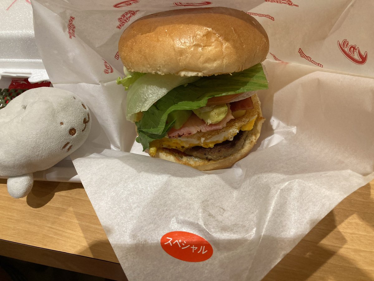atelierfeuille's tweet photo. 九州唯一のマザガで夢色しろたんゲット！
今日からキミはゆめたんだよ
「いえ、ボクの名前はごんざえもんですので」
ごんざえもん…（甥っ子命名）

夜は佐世保で佐世保バーガー食べましたん♪
「ボリューミーで美味しかったきゅ💕」

#しろたん #佐世保バーガー https://t.co/SPWKqBjtG8