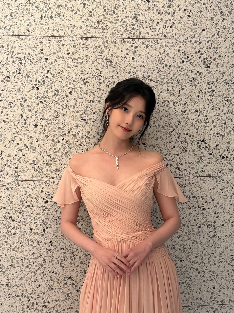 _IUofficial's tweet photo. [📷] 
260731 제5회 청룡시리즈어워즈 

올해는 시상자로서 참석해
수상의 순��을 함께 할 수 있어 
너무나 뜻깊었던 7월 마지막 밤🌙

유애나 모두 예쁜 징니 보고
다가오는 8월도 힘내요🩷✨

#아이유 #IU
#청룡시리즈어워즈 https://t.co/IaRW9yfu0A