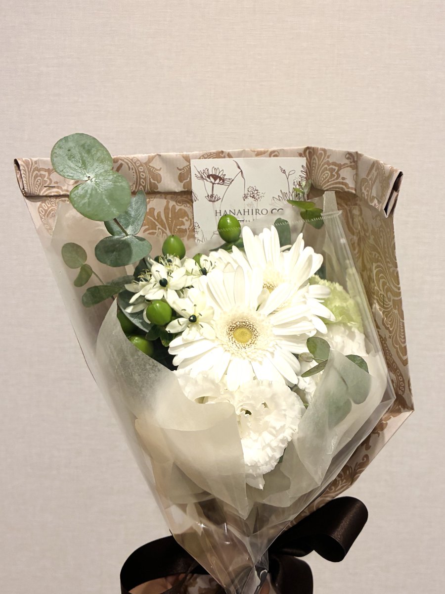 _octb_'s tweet photo. 大急ぎで生活をいじくり回したために、いくつも花束を受け取る7月だった
親しい人々からの花束がやっぱり同じ色味で、それが余計にうれしかった
あなた方の前では朗らかなわたしでいさせてくれてありがとうと思う https://t.co/IIpNK0gjpC