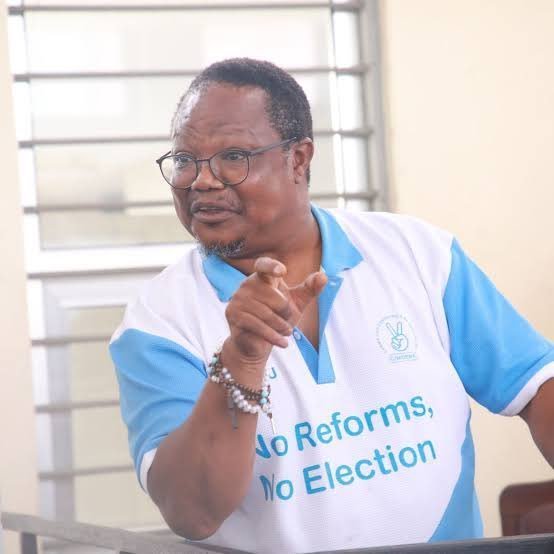 HarryGodfirst's tweet photo. Mlikuwa mnaneng'eneka oooh hatuinguliwi...Sisi ni Nchi huru mara hili na like Sasa hivi mnakimbizana na DEADLINE ya COMMON WEALTH.

Kula Chuma hicho @SuluhuSamia . 

Lissu amewashika Pabaya 

MAHAKAMA zenu zikae chap chap Hon. Lissu atoke LUPANGO https://t.co/K2OJ0uXcxB