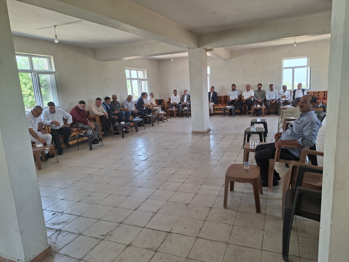 HudaParBingol's tweet photo. Köy ziyaretlerimiz  devam ediyor 

Köy ziyaretlerimiz kapsamında, Genel Merkez İştişare Kurulu Üyemiz Hamdullah Tasalı, il Başkanımız Refik Alpaya, Belediye Meclis Üyemiz Faik Keskin il teşkilatımızla, Kılçadır köyü, 
Uzunsavat köyüne bağlı Yayımlı mezrası, Sancaklı köyüne bağlı Deregazan mezrasını ziyaret etti.

Köy halkımızın heyetimize anlattıkları
bazı sorunları;

Kılçadır köyü sakinleri heyetimize, kendi köylerinde yatırım kapsamında 
bir firmaya tahsis edilen araziye firma tarafından dökülen hayvan gübresi nedeniyle köyde sivrisinekten dolayı köy halkının dışarıda oturamaz hale geldiğini ifade ettiler. 

Köy halkı, kendilerini rahatsız edici sorunun çözümü için firmaya ve ilgili yerlere durumun iletildiğini söylediler.

Uzunsavat köyüne bağlı Yayımlı mezrası sakinleri heyetimize, haylarının su içtiği derenin yakınında geçen Sancak beldesiyesine ait olduğu ileri sürülen kanalizasyondan dereye pis suyun aktığını söylediler. 

Köy halkı, dereye karışan pis sudan dolayı köy deresi suyunun bozulması nedeniyle, suyu içen hayvanlarının hastalandğını ve bu konuda gerekli tedbirlerin alınmasını istiyor. 

Heyetimize iletilen köy sorun ve sıkıntılarının gerekli mercilere iletilip, çözümü konusunda gerekli girişimlerde bulunulacaktır.

Köy halkımızın heyetimize, sıcak ve samimi ilgileri için kendilerine teşekkür ederiz.