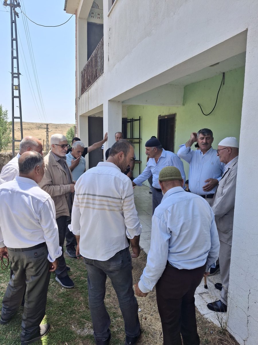 HudaParBingol's tweet photo. Köy ziyaretlerimiz  devam ediyor 

Köy ziyaretlerimiz kapsamında, Genel Merkez İştişare Kurulu Üyemiz Hamdullah Tasalı, il Başkanımız Refik Alpaya, Belediye Meclis Üyemiz Faik Keskin il teşkilatımızla, Kılçadır köyü, 
Uzunsavat köyüne bağlı Yayımlı mezrası, Sancaklı köyüne bağlı Deregazan mezrasını ziyaret etti.

Köy halkımızın heyetimize anlattıkları
bazı sorunları;

Kılçadır köyü sakinleri heyetimize, kendi köylerinde yatırım kapsamında 
bir firmaya tahsis edilen araziye firma tarafından dökülen hayvan gübresi nedeniyle köyde sivrisinekten dolayı köy halkının dışarıda oturamaz hale geldiğini ifade ettiler. 

Köy halkı, kendilerini rahatsız edici sorunun çözümü için firmaya ve ilgili yerlere durumun iletildiğini söylediler.

Uzunsavat köyüne bağlı Yayımlı mezrası sakinleri heyetimize, haylarının su içtiği derenin yakınında geçen Sancak beldesiyesine ait olduğu ileri sürülen kanalizasyondan dereye pis suyun aktığını söylediler. 

Köy halkı, dereye karışan pis sudan dolayı köy deresi suyunun bozulması nedeniyle, suyu içen hayvanlarının hastalandğını ve bu konuda gerekli tedbirlerin alınmasını istiyor. 

Heyetimize iletilen köy sorun ve sıkıntılarının gerekli mercilere iletilip, çözümü konusunda gerekli girişimlerde bulunulacaktır.

Köy halkımızın heyetimize, sıcak ve samimi ilgileri için kendilerine teşekkür ederiz.