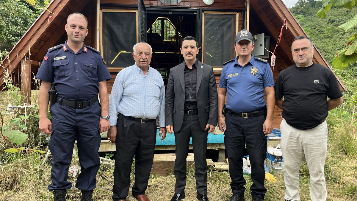 TCPERSEMBE's tweet photo. Kaymakamımız Sayın Burak AKELLER, İlçe Emniyet Müdürü ve İlçe Jandarma Komutanı ile birlikte Anaç Mahallesinde ikamet eden şehit Seracettin KILINÇ’ ın kıymetli babası Mehmet KILINÇ’ ı ikametinde ziyaret etti.

Gerçekleştirilen ziyarette şehit ailelerimizin her zaman yanında olduklarını ifade eden Kaymakamımız Sayın Burak AKELLER, şehitlerimizin bizlere emaneti olan ailelerinin gönüllerimizde müstesna bir yere sahip olduğunu, bu vesileyle aziz şehidimizi rahmet ve minnetle anarak, kıymetli ailesine sağlık ve huzur dileklerini iletti.
