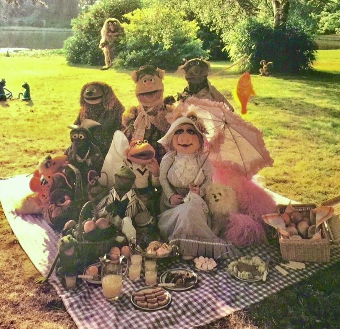pinkpiggyclub's tweet photo. I love the genre of muppet pictures where they’re just hanging out https://t.co/8gJp2oj31l