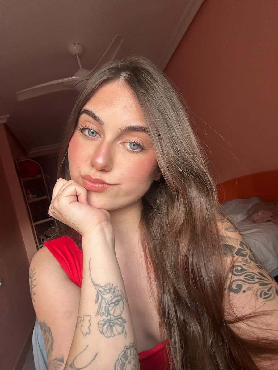 clau04lop's tweet photo. Alguien puede cin esta diosa ? 
#findom  #pelele #pagafantas #sumisofinanciero #sumiso #pies https://t.co/qzrQTmKayJ