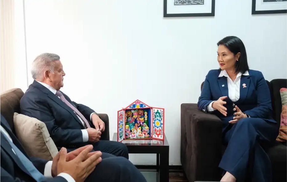AdrianSarriaMu's tweet photo. El verdadero ministro de Salud desde hace 3 años visitó a Keiko Fujimori tras su elección. Cambia el Ejecutivo, pero esa cartera parece intocable. El ministro de turno es solo la fachada; por eso le dieron su cuota a Dyer. Otra prueba del cogobierno desde Dina Boluarte. https://t.co/Jdw4JzHoKY
