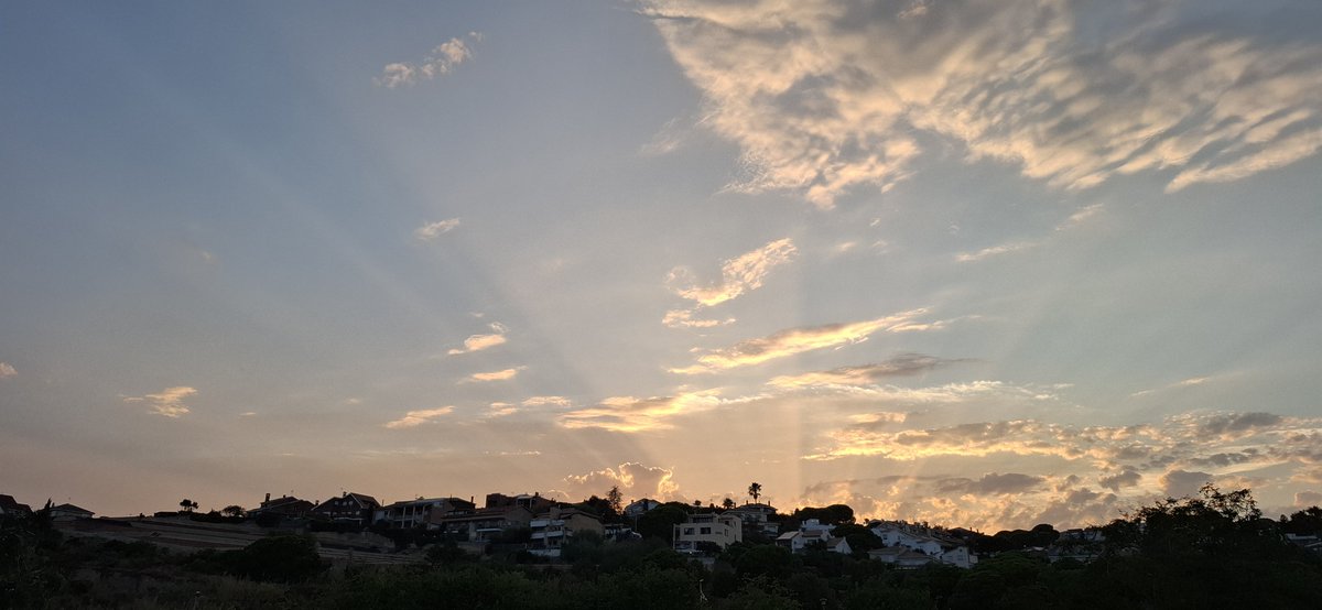 elisabetroch's tweet photo. Raigs crepusculars al #capvespre #estiu #Maresme https://t.co/H11pGOMXBv