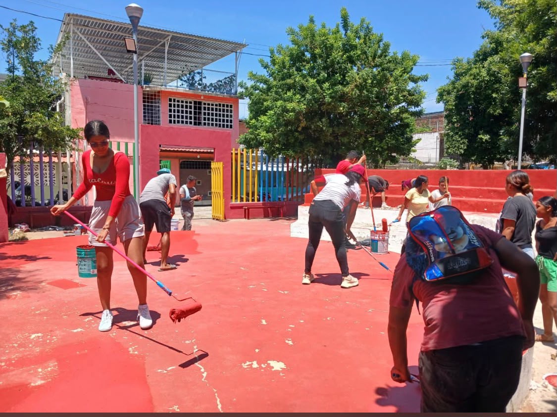 RocioBarcenaM's tweet photo. Durante Tequios por la Paz, recuperamos el parque Armadillo, en la colonia Ciudad Renacimiento #Acapulco #Guerrero. Con @AcapulcoGob y #JóvenesUnenAlBarrio, seguimos transformando espacios para fortalecer la comunidad. #TerritoriosDePaz @Claudiashein @rosaicela_ @SEGOB_mx https://t.co/eoivLvW8oy