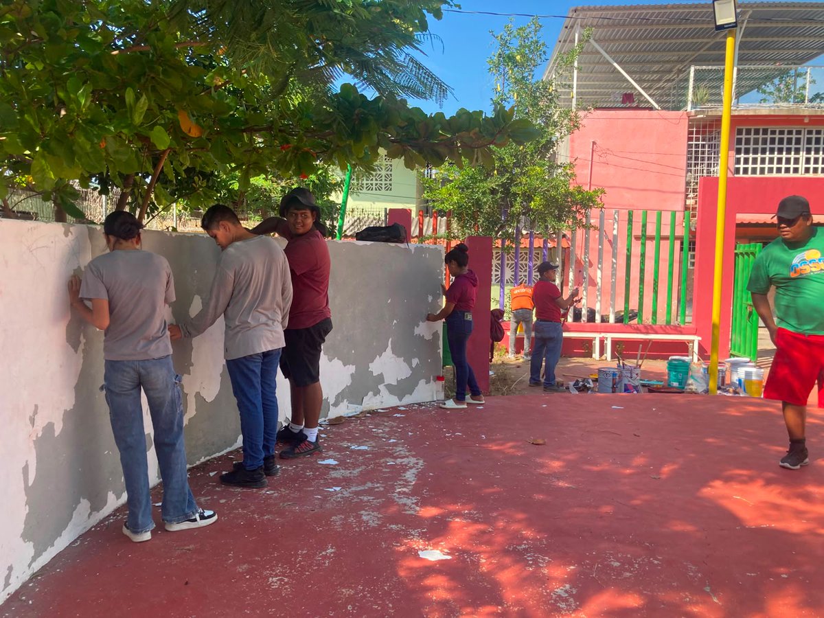 RocioBarcenaM's tweet photo. Durante Tequios por la Paz, recuperamos el parque Armadillo, en la colonia Ciudad Renacimiento #Acapulco #Guerrero. Con @AcapulcoGob y #JóvenesUnenAlBarrio, seguimos transformando espacios para fortalecer la comunidad. #TerritoriosDePaz @Claudiashein @rosaicela_ @SEGOB_mx https://t.co/eoivLvW8oy