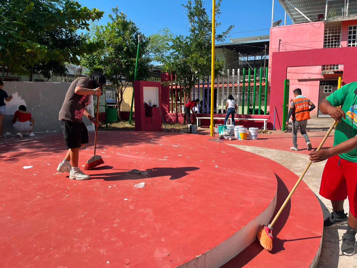 RocioBarcenaM's tweet photo. Durante Tequios por la Paz, recuperamos el parque Armadillo, en la colonia Ciudad Renacimiento #Acapulco #Guerrero. Con @AcapulcoGob y #JóvenesUnenAlBarrio, seguimos transformando espacios para fortalecer la comunidad. #TerritoriosDePaz @Claudiashein @rosaicela_ @SEGOB_mx https://t.co/eoivLvW8oy