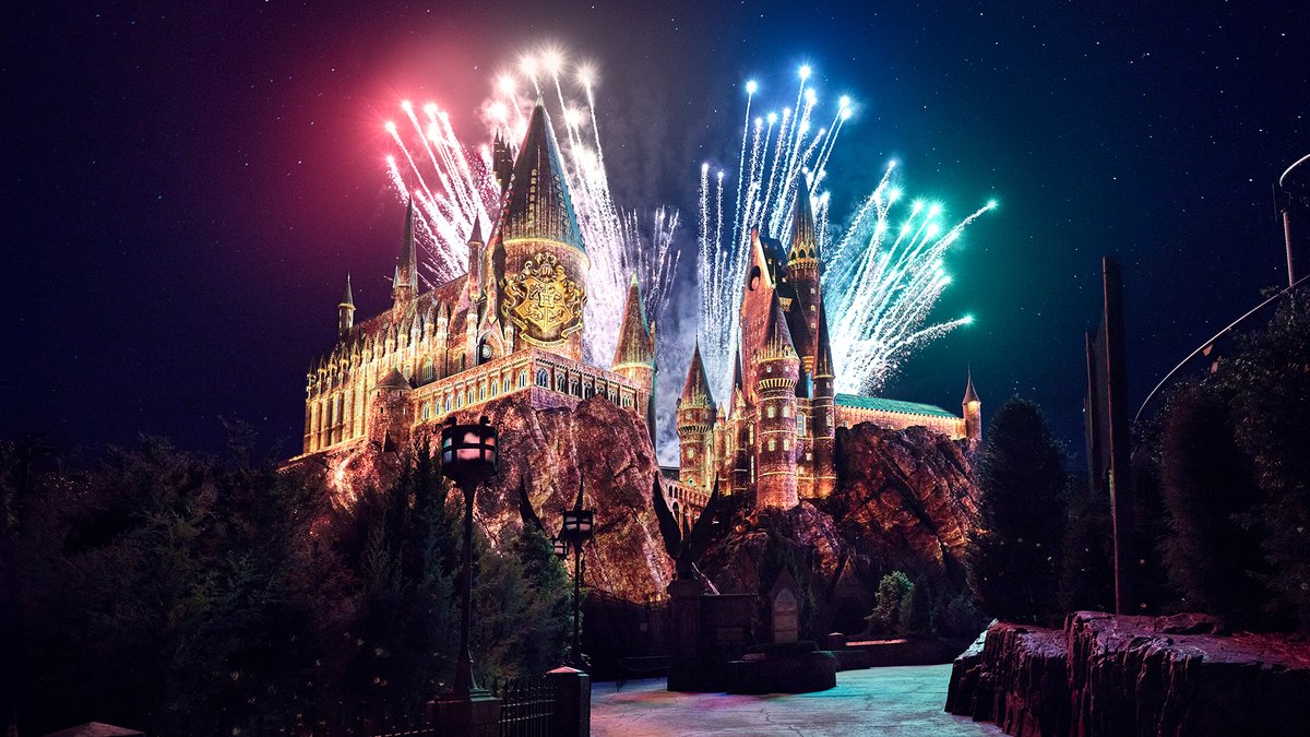 UniversalORL's tweet photo. It's time to celebrate Back to Hogwarts in The Wizarding World of Harry Potter across three parks at Universal Orlando. From August 1–September 1, meet the Hogwarts Express conductor, see the nighttime castle show, discover exclusive merchandise, and more. https://t.co/ht5sGSc9qY