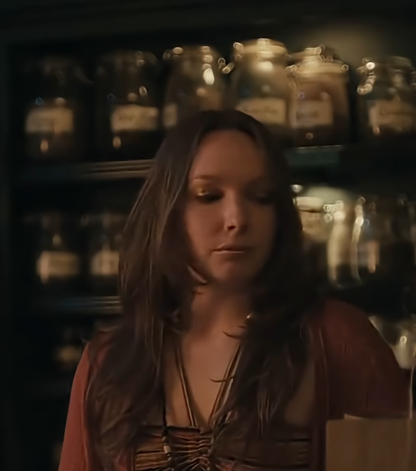 ElBadiablo's tweet photo. La teoría en OBSESSION es que ellos dos son la misma persona. En la escena donde Bear le dice al tipo que haga un deseo, el shopkeeper le dice "yo ya hice el mío" Su deseo fue transicionar, detrás de él puedes ver los colores de la bandera trans. Y es notable lo contento que está https://t.co/rhjogfHPgj