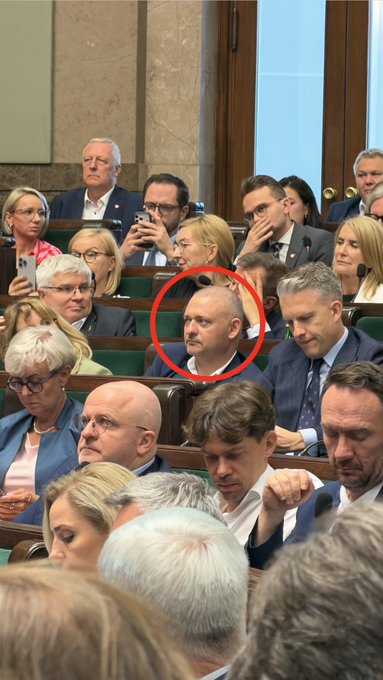 MarekMa25175489's tweet photo. Tym razem złodzieja z Platformy Obywatelskiej wybroniła @KONFEDERACJA_ 
A wy pewnie się zastanawiacie z kim Konfederacja wejdzie w koalicję w roku 2027 ?
No to już wiecie. https://t.co/eSVEGOcrBW