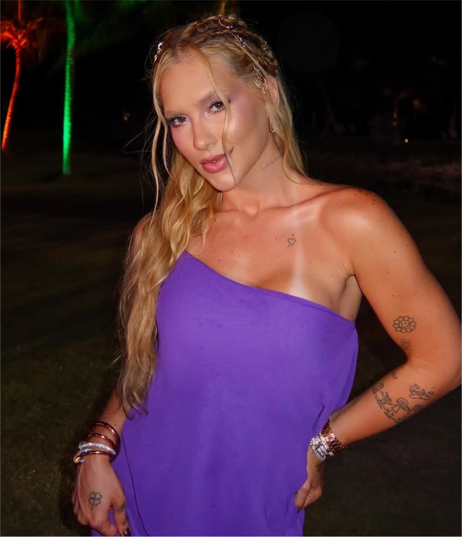 rindocasal's tweet photo. 🚨 SOCORRO! Luana Piovani, após ser criticada por fãs de Virginia Fonseca: “Ser odiado por idiotas é o preço que se paga por não ser um deles” 😳 https://t.co/ZLIpS3RzKf