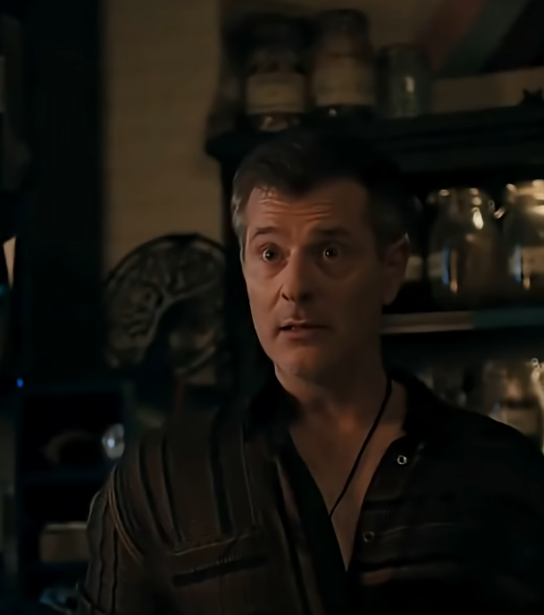 ElBadiablo's tweet photo. La teoría en OBSESSION es que ellos dos son la misma persona. En la escena donde Bear le dice al tipo que haga un deseo, el shopkeeper le dice "yo ya hice el mío" Su deseo fue transicionar, detrás de él puedes ver los colores de la bandera trans. Y es notable lo contento que está https://t.co/rhjogfHPgj