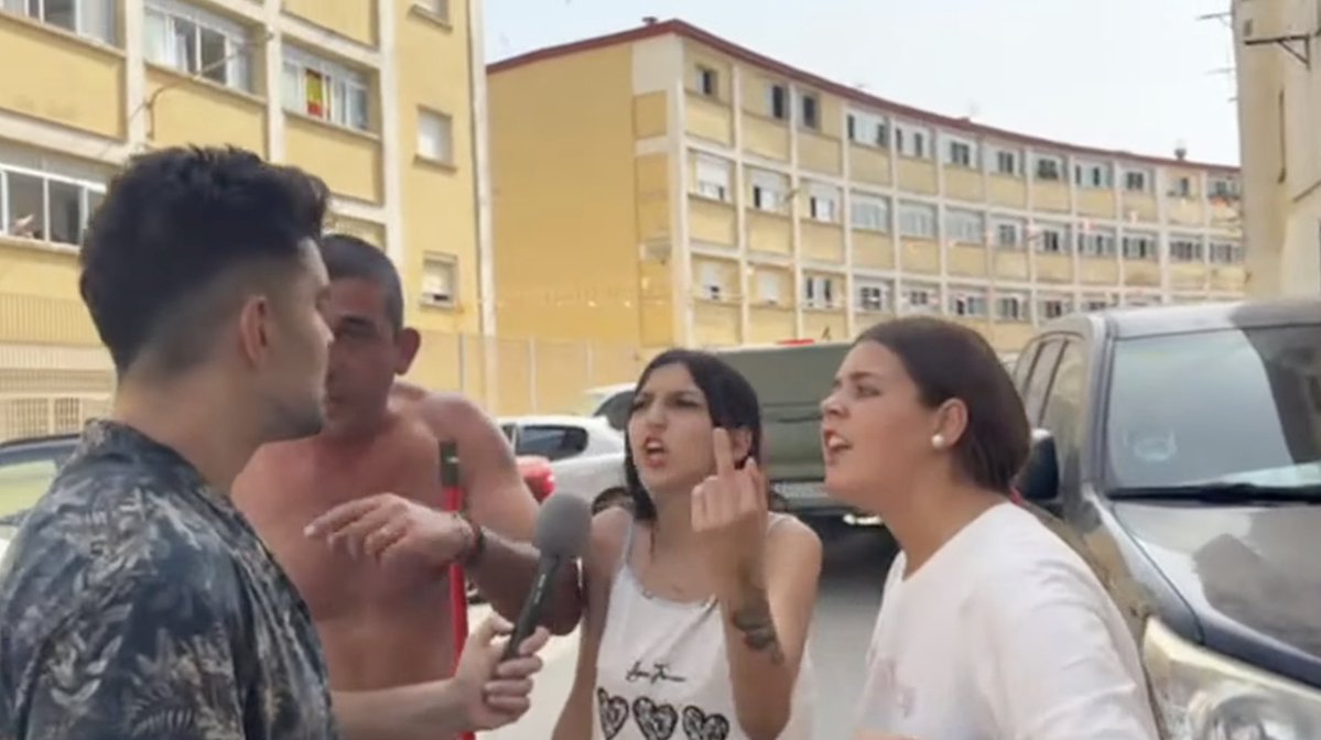DragonLadyU2's tweet photo. Jovenes diciendo que las manosean y acosan, que no pueden salir a la calle. Se te parte el alma (sobre el minuto -45 del stream). https://t.co/tBrL7SZW8o https://t.co/SDvrTKvpqY