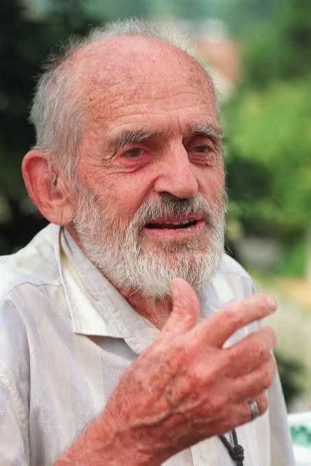 AdeaClaude's tweet photo. "Les chasseurs ne m'inspirent que de la répulsion. 
Lorsqu'ils tirent sur des animaux, c'est comme si des soldats tiraient sur des enfants".

Théodore Monod (1902 -2000) https://t.co/p2QeZP8eam