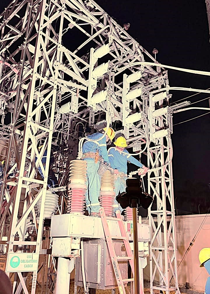 CNEL_EP's tweet photo. ✅ GUAYAS

La madrugada de este viernes, técnicos de #CNELEP ejecutaron trabajos de mantenimiento preventivo en la infraestructura eléctrica de la subestación Cataluña, ubicada en la parroquia La Aurora, cantón Daule.

Durante la jornada se corrigieron anomalías térmicas y se reforzó el barraje de la subestación, con el objetivo de prevenir futuras fallas y garantizar el óptimo funcionamiento de los equipos.