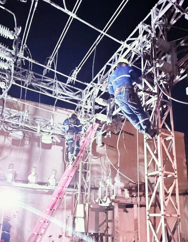 CNEL_EP's tweet photo. ✅ GUAYAS

La madrugada de este viernes, técnicos de #CNELEP ejecutaron trabajos de mantenimiento preventivo en la infraestructura eléctrica de la subestación Cataluña, ubicada en la parroquia La Aurora, cantón Daule.

Durante la jornada se corrigieron anomalías térmicas y se reforzó el barraje de la subestación, con el objetivo de prevenir futuras fallas y garantizar el óptimo funcionamiento de los equipos.
