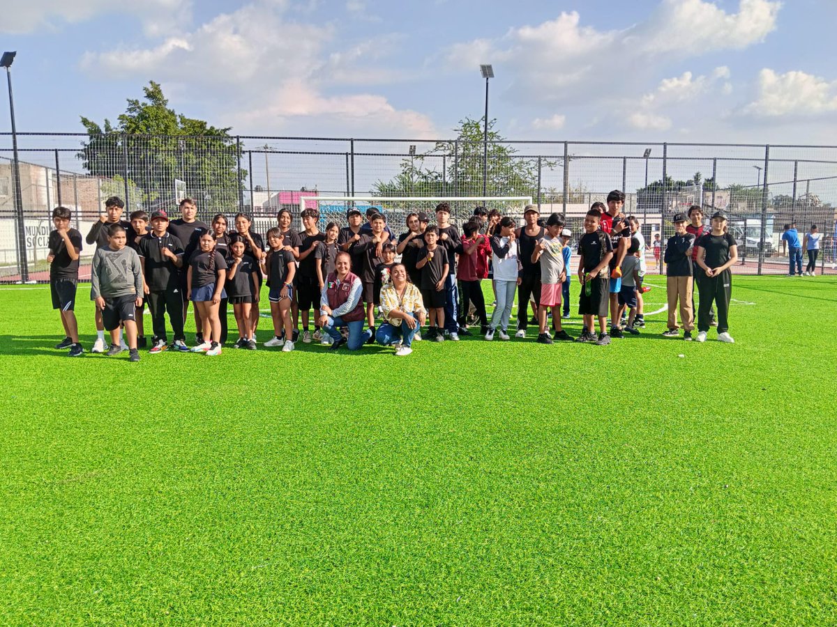 RocioBarcenaM's tweet photo. Clase masiva de #Box en la colonia El Vergel, en #Tlaquepaque, #Jalisco, impulsamos la participación comunitaria y promovimos el deporte como una herramienta para fortalecer la convivencia, construir comunidad y fomentar #TerritoriosDePaz.  @Claudiashein @rosaicela_ @SEGOB_mx https://t.co/VUKkgWryt9