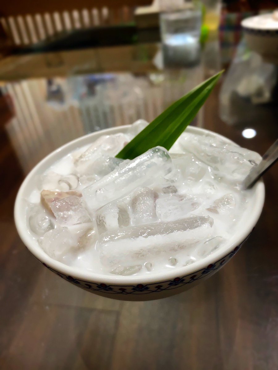 expert_surgery's tweet photo. 🇹🇭ヤンヒー病院✈️PPV法
手術滞在日記✍️Uさん

出張料理人サービス👨‍🍳②

【トートマンクン】
「タイ風エビのさつま揚げ」エビのすり身を揚げた料理🦐日本人にも人気の料理です。

【ブアロイ・プアック】
タロイモとタピオカの団子の入ったココナッツミルクのタイデザートです🥥タピオカ団子も手作り！😄

【ハニーレモンソーダ】
レモンの代わりにマナオというライムに近い果物の果汁とタイのはちみつを使用！ソーダ割りを作りました🍸

「トートマンクン」を特に気に入っていただけたようで、美味しそうにたくさん召し上がっていました！☺️
食事をしながらUさんと3人でたくさんお話をしました。
楽しく充実したひとときをありがとうございました！

✅長期滞在の方向けの出張料理人サービス！リクエストにお応えしてお好きな料理をEST通訳がお部屋へ出張し、作るサービスです。出来立ての料理を囲んで楽しい時間を過ごしましょう！😄

エキスパートサージャリータイランドHP👇
https://t.co/nsmGwEMVz0