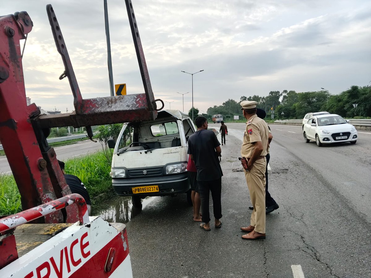 PP_kapurthala's tweet photo. Safe roads begin with a quick response.

SSF remains vigilant across Punjab's district highways, delivering immediate assistance during accidents and emergencies, 24 hours a day.

Emergency? Dial 112. https://t.co/vJ95AOlsJg