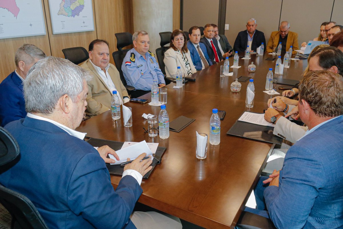 MDI_Paraguay's tweet photo. Ministerio del Interior firma convenio internacional para fortalecer la lucha contra la trata de personas.

El ministro del Interior, Enrique Riera Escudero, suscribe un convenio marco de cooperación con la Fundación Red Rock, representada por Matthew Norman Cooper...(1/4) https://t.co/5qWPpspuq1