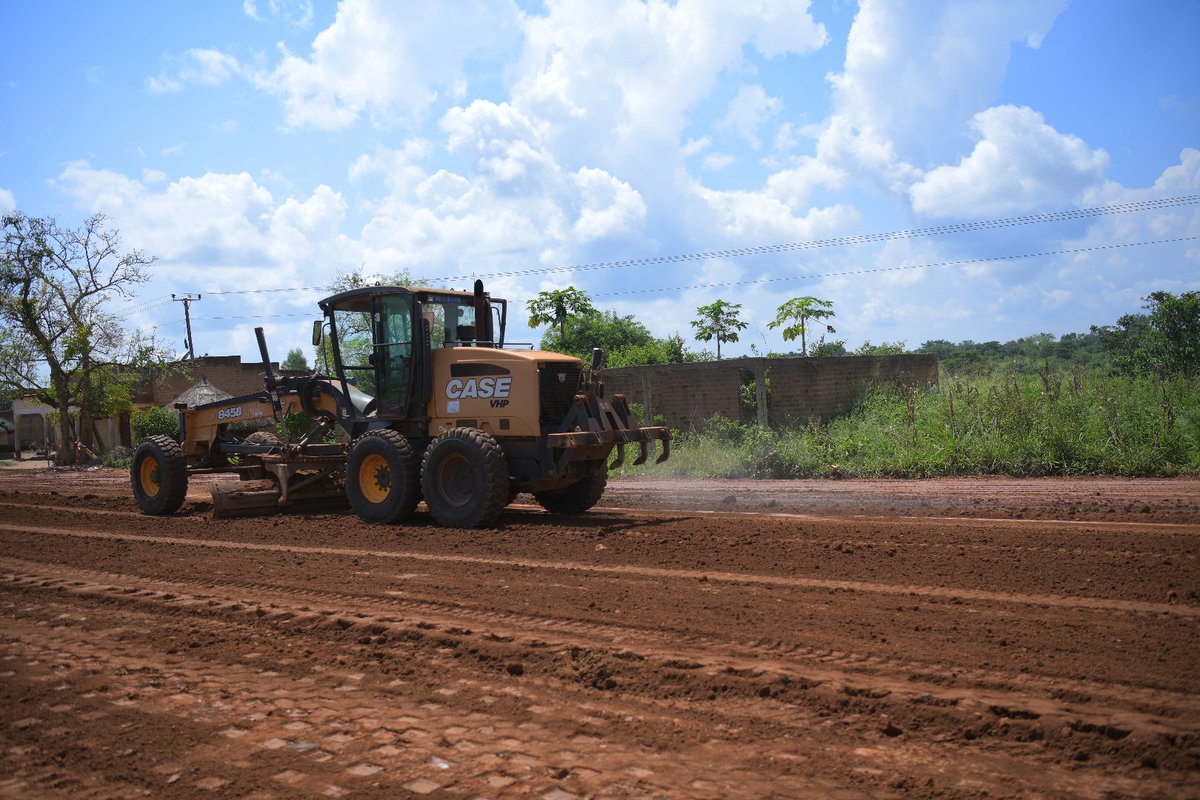 MoWT_Uganda's tweet photo. Works are progressing on the 191km Rwenkunye–Apac (90.9km) and Apac–Lira–Puranga (100.1km) road projects in Northern Uganda, funded by the Islamic Development Bank (IsDB).

The Rwenkunye–Apac project is 68% complete, while Apac–Lira–Puranga has reached 82% physical progress.

Rwenkunye–Apac is being constructed by SAK Construction General Trading & Contracting Company, while Apac–Lira–Puranga is under construction by Gulsan Insaat Sanayi Turizm Nakliyat Ve Ticaret A.S. Both projects are supervised by M/S Dar Al Handasah Consultants.

The projects will improve connectivity, trade and movement of people and goods, support socio-economic development, and reduce travel time across Northern Uganda.