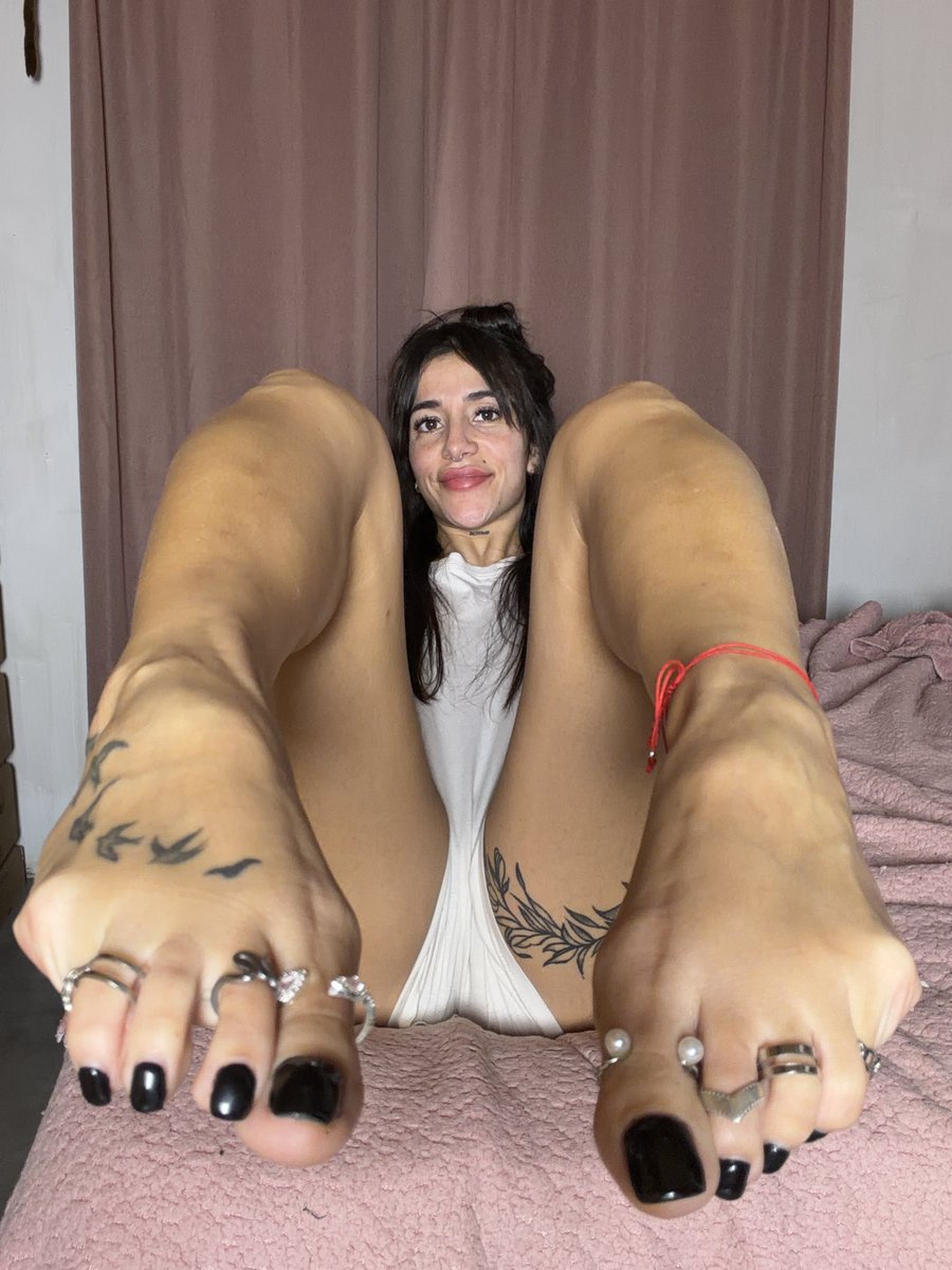 valeriamuscular's tweet photo. @SolessHub @AtRhiannonsfeet 🖤🖤 https://t.co/mOhVzplL03