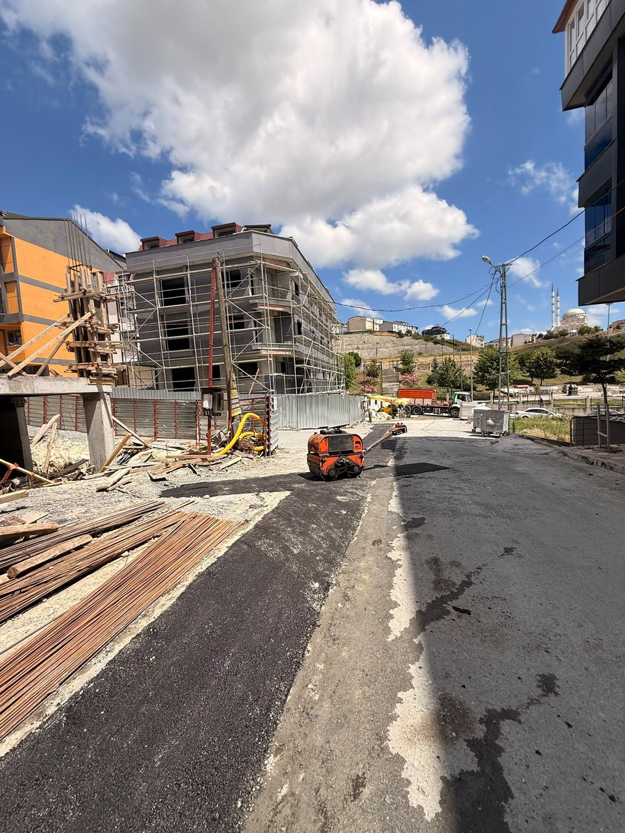 alper_senoglu's tweet photo. Arnavutköy ilçemizde, içme suyu şebeke imalat çalışmalarının tamamlanmasının ardından, kazı çalışmaları nedeniyle bozulan yol üst yapısının rehabilitasyonu kapsamında asfalt üst kaplama çalışmaları gerçekleştirilmektedir.. #İSKİ https://t.co/ihLc40hK8W