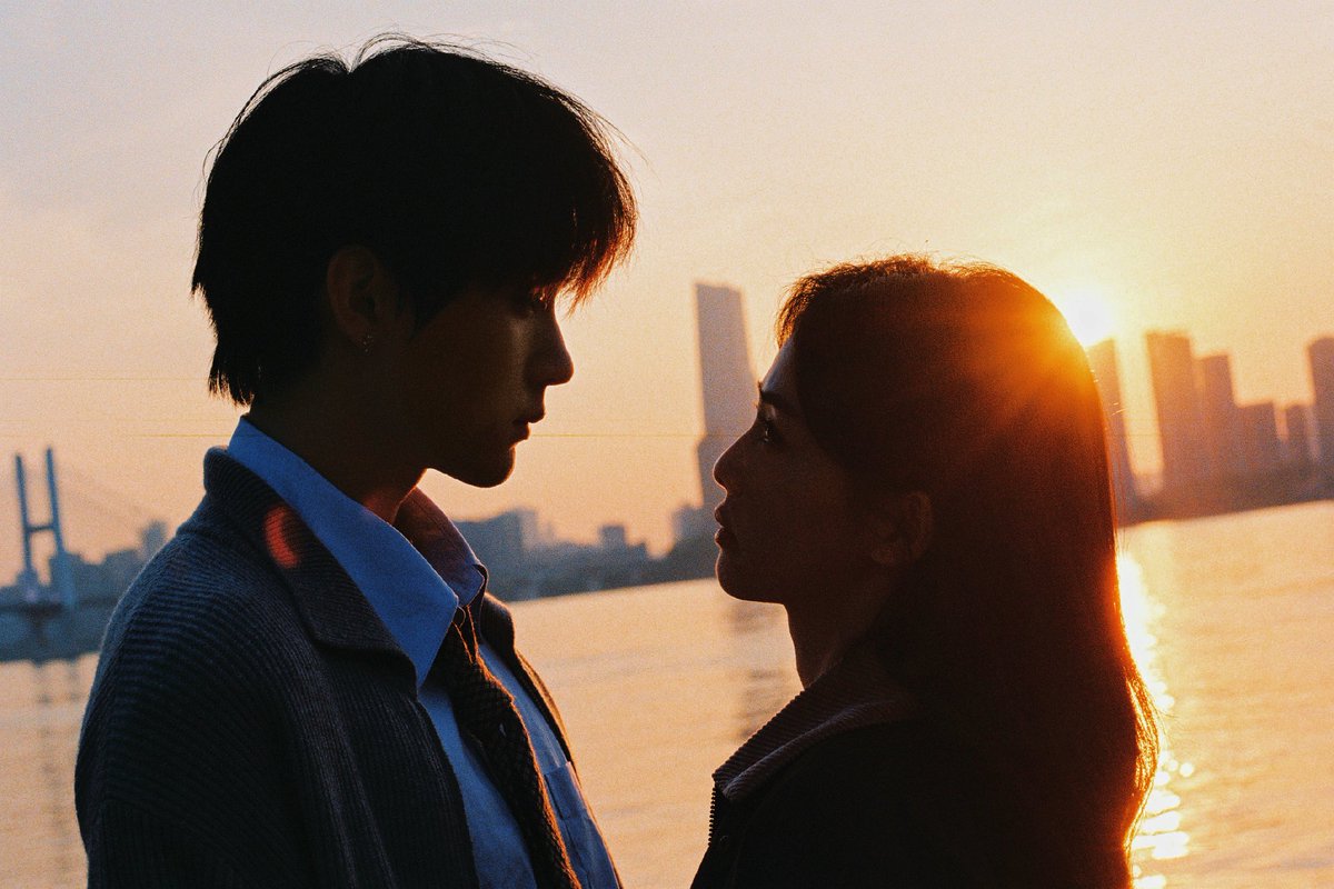 ManoodTingJeen's tweet photo. เห็นรูปแวบแรกคิดว่าถ่ายซีรีส์ด้วยกัน มู้ดดีเคมีดีมากกกก ฟินน 

ไป๋ลู่ ปล่อยเพลงใหม่ Invisible Lovers (透明爱人) ได้ โจวอี้หราน มารับเชิญแสดงใน MV ค่าา https://t.co/cKVqR2FvIP